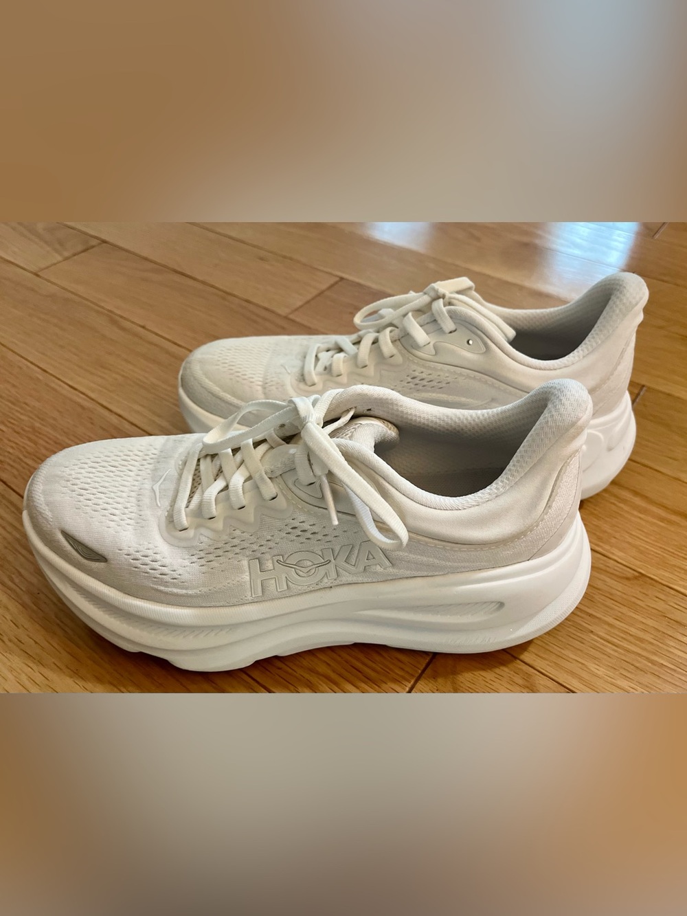 Women’s all white hoka bondi 9 running sneakers size 7.5 like new